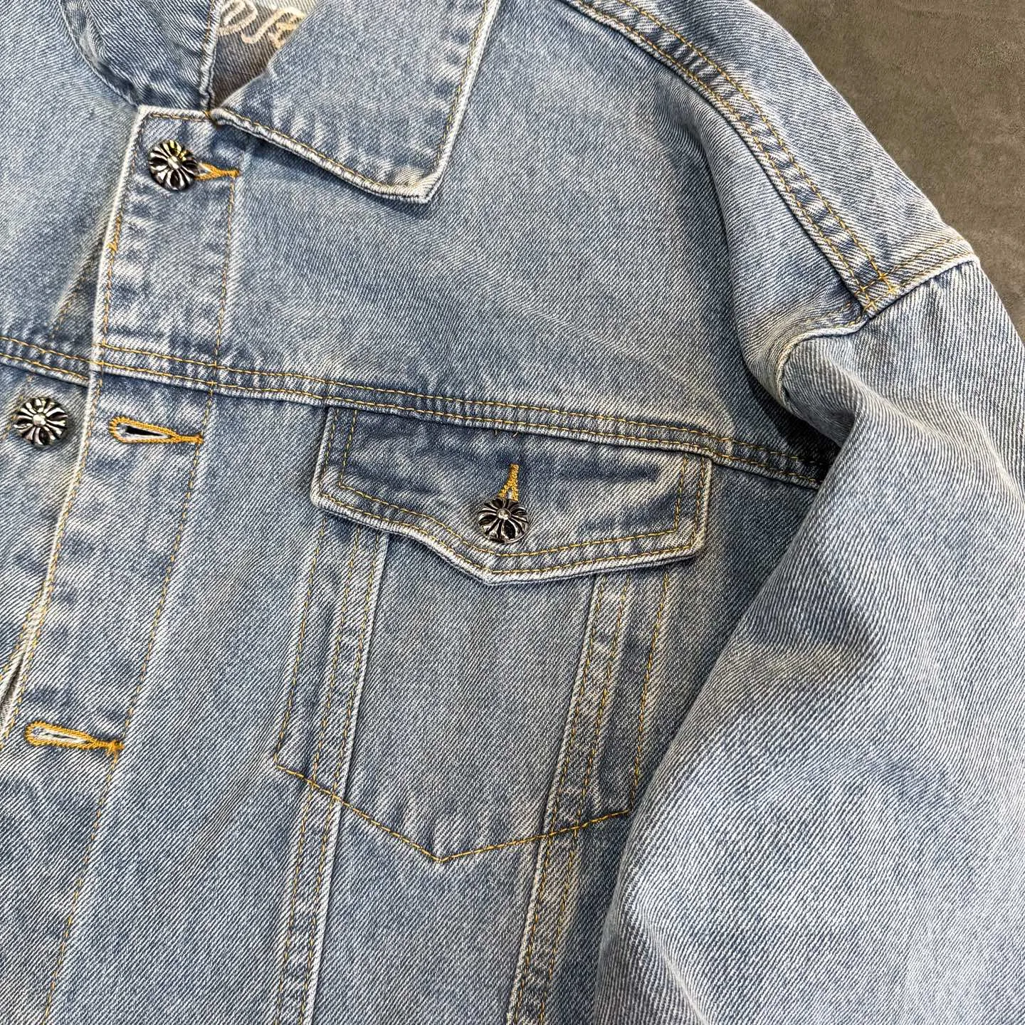 P270 Chrome/Hearts Chrome/Hearts Sanskrit embroidered cross-paved leather denim jacket. The whole piece of clothing is really heavy-duty. It is made of denim denim imported from Japan. It is washed after the finished product. The loss rate is very high. The overall distressed craftsmanship has a stylish upper body. The classic Sanskrit embroidery design on the back. The Behringer embroidery machine is precise and three-dimensional because of the old craftsmanship. From the hardware to the three labels, all molds are re-opened and made to order. 100% restored craftsmanship. Including the silver thread anti-counterfeiting, all are redone this year. All cross leathers are laser aligned. The leather difference is definitely not the same as the super fiber leather on the market. It uses this year’s new sheep leather. The finished embroidery guarantees the overall quality❗️ Color: light blue Size: S M L XL